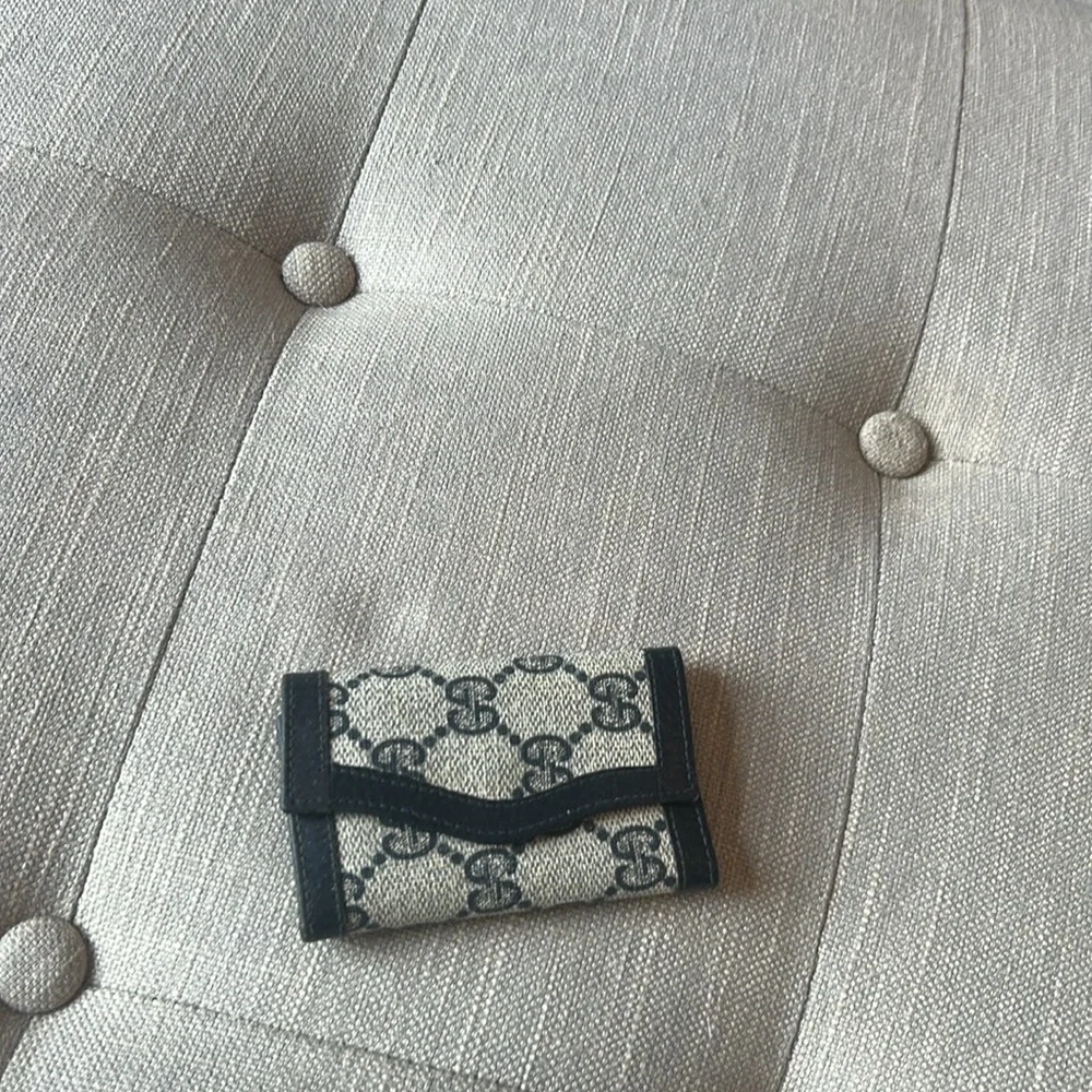 Gucci ring wallet present